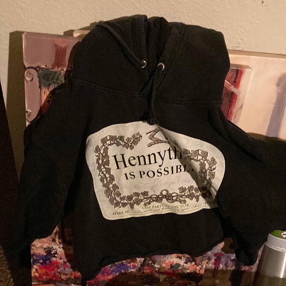 Black hoodie cropped